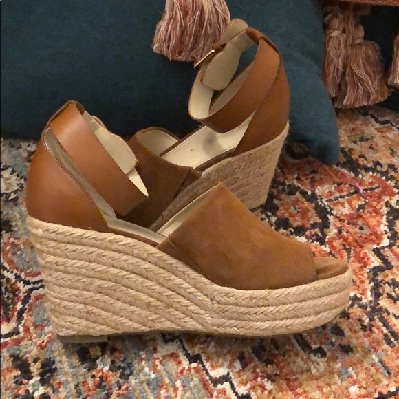Tan Marc Fisher Wedges 8.5 - Picture 2 of 6